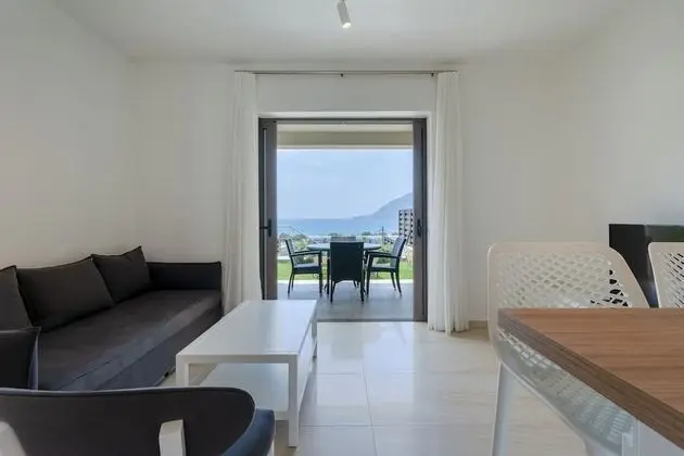 2 Bedroom Maisonete with Sea View