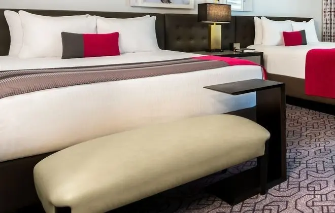 Oda, 2 Büyük (Queen) Boy Yatak, Sigara İçilebilir (Ultra Hip)