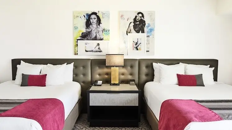 Oda, 2 Büyük (Queen) Boy Yatak, Sigara İçilebilir (Ultra Hip)