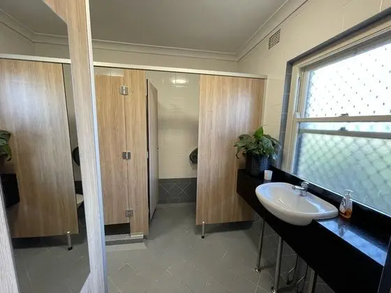 Standard Oda, 1 Büyük (Queen) Boy Yatak, Ortak Banyo
