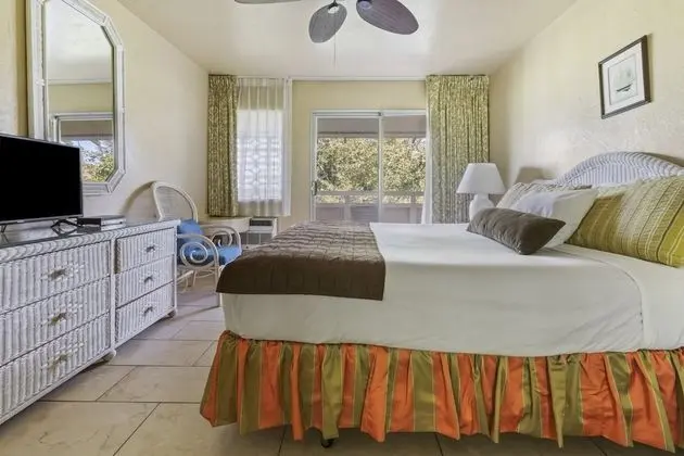Süit, 1 Yatak Odası, Havuz Manzaralı (1 King Bed with Sofa Bed)