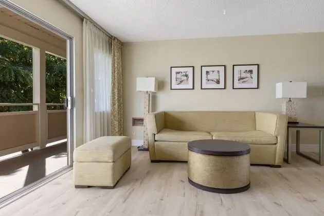 Süit, 1 Yatak Odası, Havuz Manzaralı (1 King Bed with Sofa Bed)