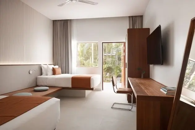 Deluxe Room Poolside Twin