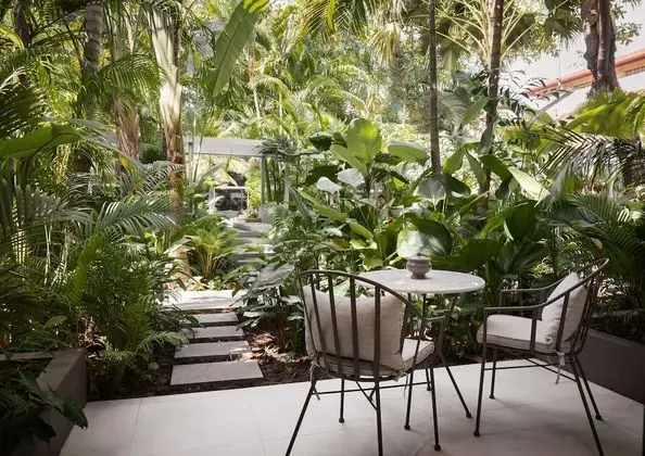 Deluxe Room Poolside Twin