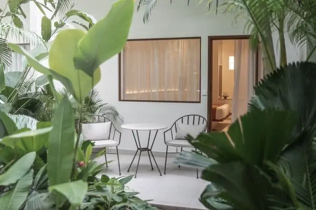 Deluxe Room Poolside Twin