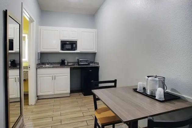 Handicap 2 Queen Deluxe Suite, 1st Floor