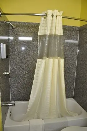 Handicap 2 Queen Deluxe Suite, 1st Floor