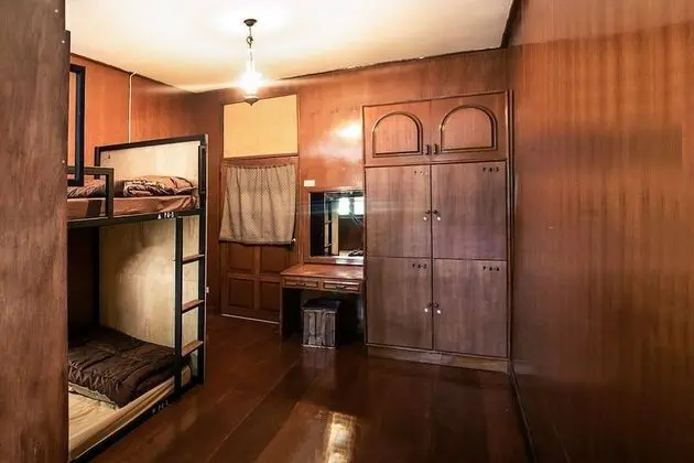 4 Mixed Dorm with Shared Bathroom