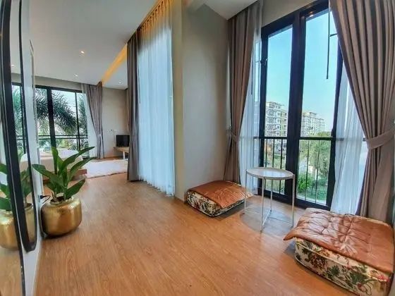 Stüdyo, Havuz Manzaralı