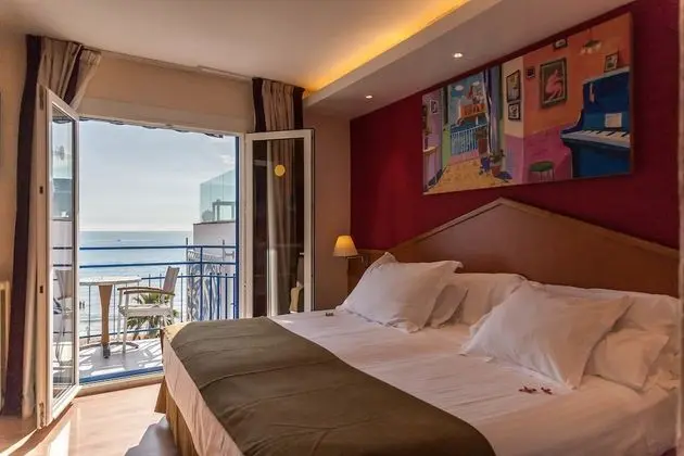 Tek Büyük veya İki Ayrı Yataklı Oda, Balkon, Deniz Manzaralı