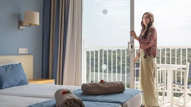 Tek Büyük veya İki Ayrı Yataklı Oda, Deniz Manzaralı