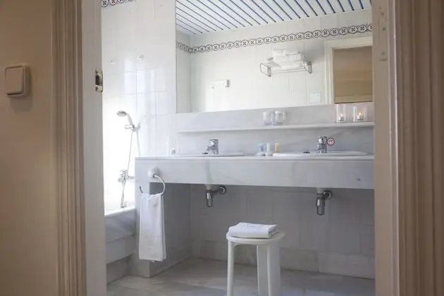 Superior Tek Büyük Yataklı Oda (2 Adults + 1 Child)