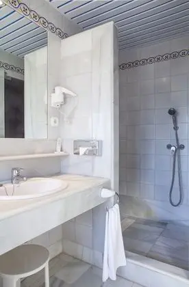 Superior Tek Büyük Yataklı Oda (2 Adults + 1 Child)