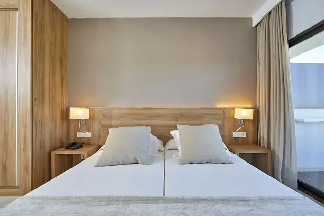 Tek Büyük Yataklı Oda, Balkon, Kısmi Deniz Manzarası