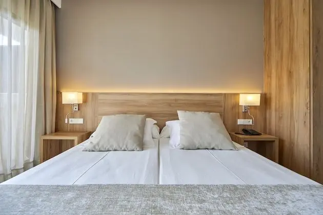 Tek Büyük Yataklı Oda, Balkon, Kısmi Deniz Manzarası