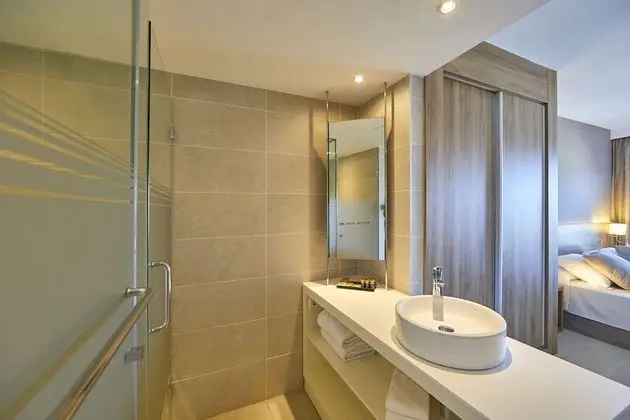 Tek Büyük Yataklı Oda, Balkon, Kısmi Deniz Manzarası