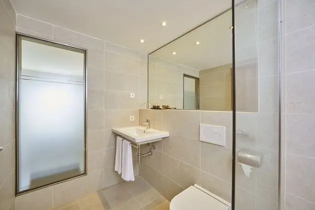Tek Büyük Yataklı Oda, Balkon, Kısmi Deniz Manzarası