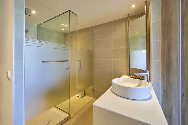 Tek Büyük Yataklı Oda, Balkon, Kısmi Deniz Manzarası
