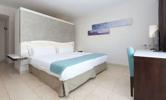 Tek Büyük Yataklı Oda, Kısmi Deniz Manzaralı (2 adult and 1 children)