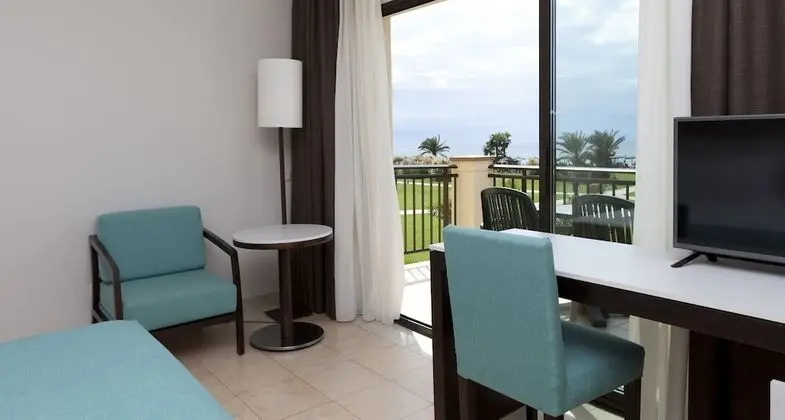 Tek Büyük Yataklı Oda, Kısmi Deniz Manzaralı (2 adult and 1 children)