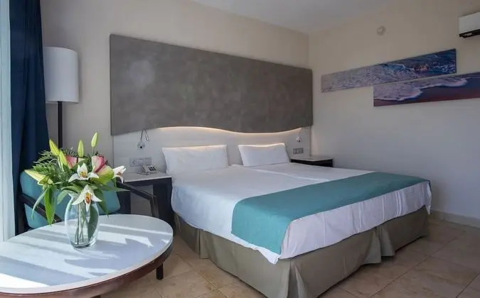 Tek Büyük Yataklı Oda, Kısmi Deniz Manzaralı (2 adult and 1 children)