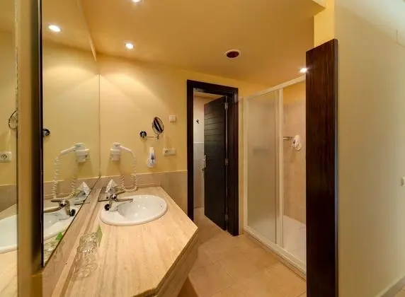 Tek Büyük Yataklı Oda, Kısmi Deniz Manzaralı (2 adult and 1 children)
