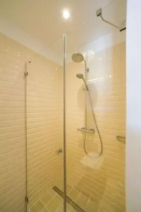 Üç Kişilik Oda, Deniz Manzaralı