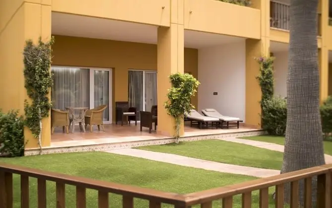 Superior Tek Büyük Yataklı Oda (with private garden)