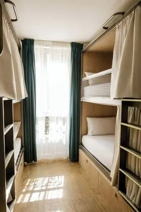 Dört Kişilik Oda, Sadece Kadınlar Için