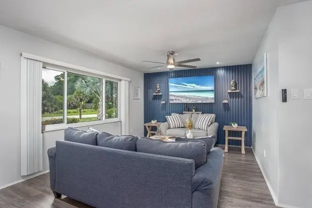 Ev (Playful Dolphins Pool Home)
