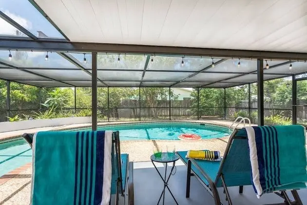 Ev (Playful Dolphins Pool Home)