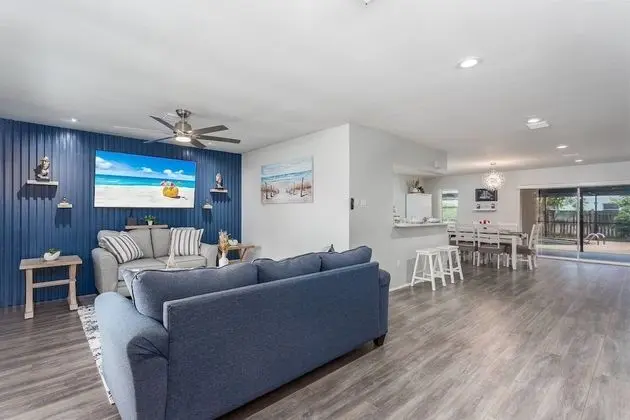 Ev (Playful Dolphins Pool Home)