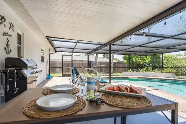 Ev (Playful Dolphins Pool Home)