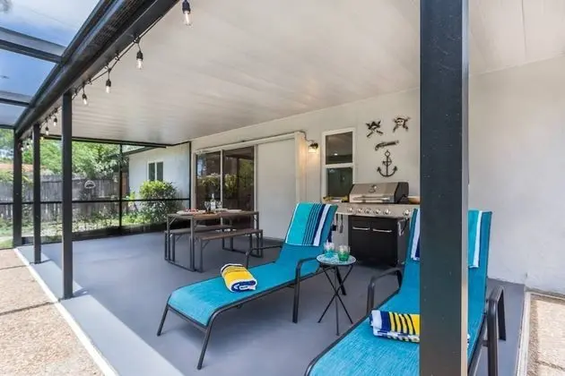 Ev (Playful Dolphins Pool Home)