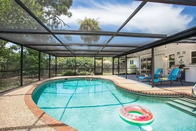 Ev (Playful Dolphins Pool Home)