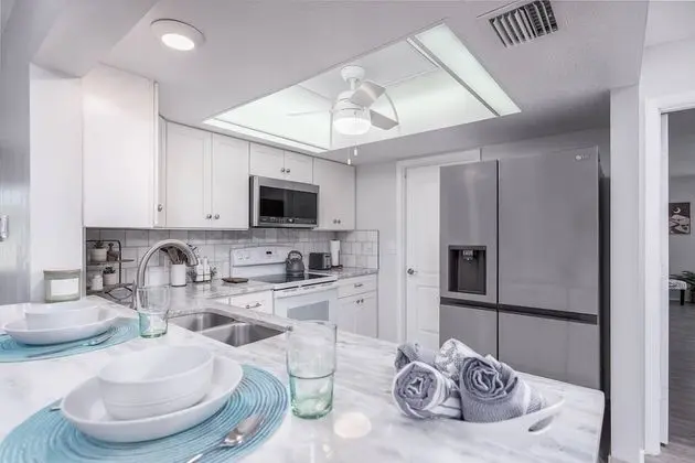 Ev (Playful Dolphins Pool Home)