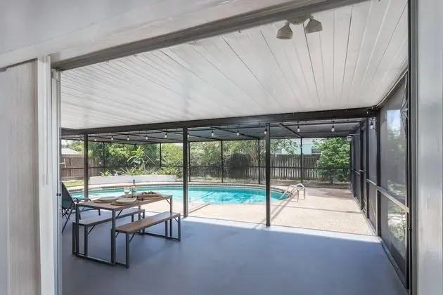 Ev (Playful Dolphins Pool Home)