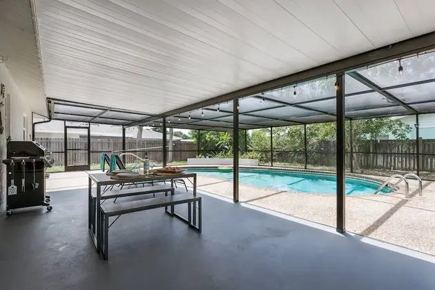 Ev (Playful Dolphins Pool Home)