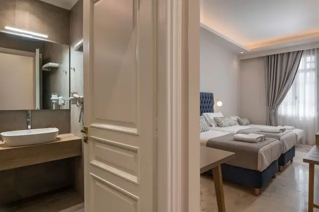 Deluxe Üç Kişilik Oda (201)