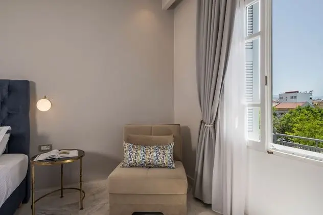 Deluxe Üç Kişilik Oda (201)