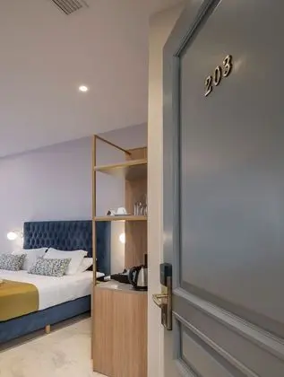 Deluxe Üç Kişilik Oda (201)