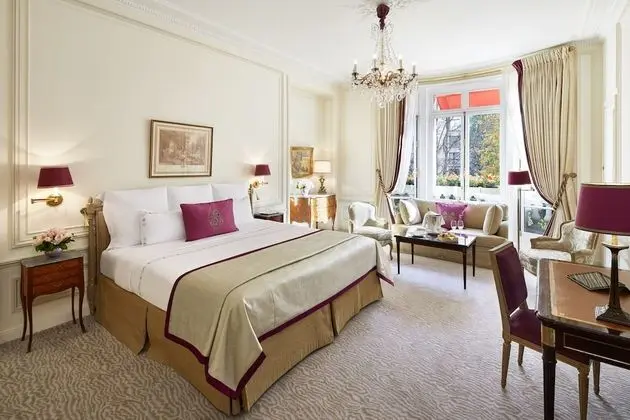 Junior Süit (Avenue Montaigne View)