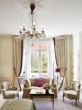 Junior Süit (Avenue Montaigne View)