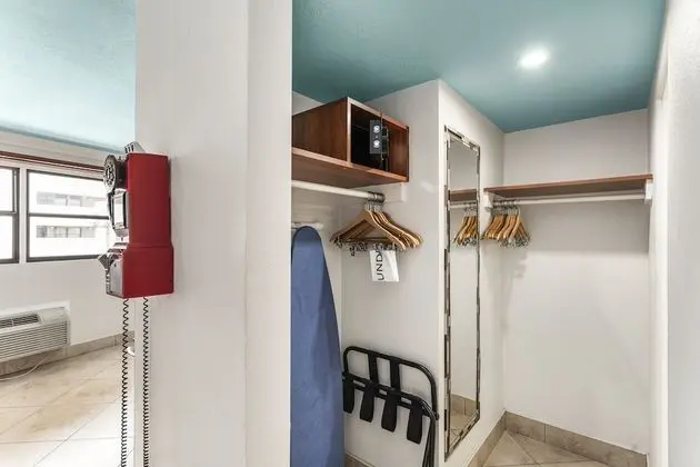 Deluxe Süit (Efficiency 2 Queen beds, 1 Sofa Bed)