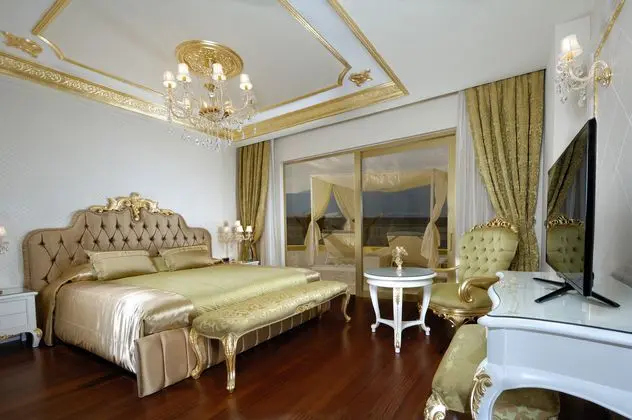 https://images.etstur.com/imgproxy/resize/2560x1440/files/images/hotelImages/etsrooms/517842/The_Plaza_Bodrum__Ex.Be_Premium__20250416101003_1.jpg