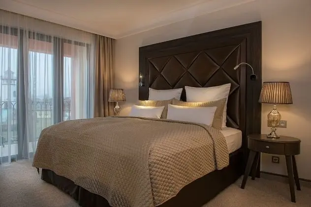 Deluxe Tek Büyük Yataklı Oda, 1 Çift Kişilik Yatak, Engellilere Uygun, Havuz Manzaralı