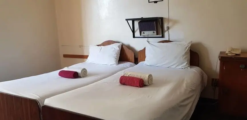 İki Ayrı Yataklı Oda, Ortak Banyo
