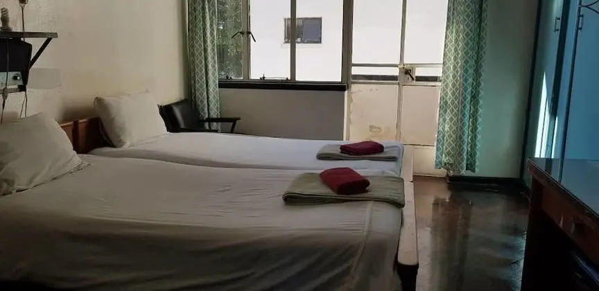 İki Ayrı Yataklı Oda, Ortak Banyo