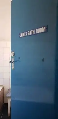 İki Ayrı Yataklı Oda, Ortak Banyo