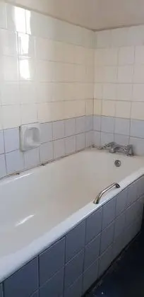 İki Ayrı Yataklı Oda, Ortak Banyo